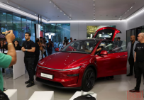 马斯克向高额关税妥协,特斯拉Model Y  7万美元高价登陆印度市场